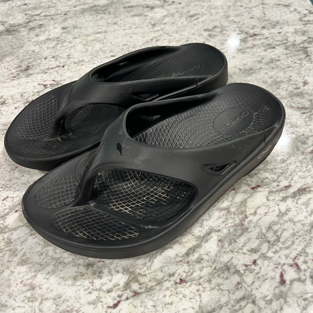 OOFOS Women’s Size 5 Black Sandals Comfortable Flip-Flops